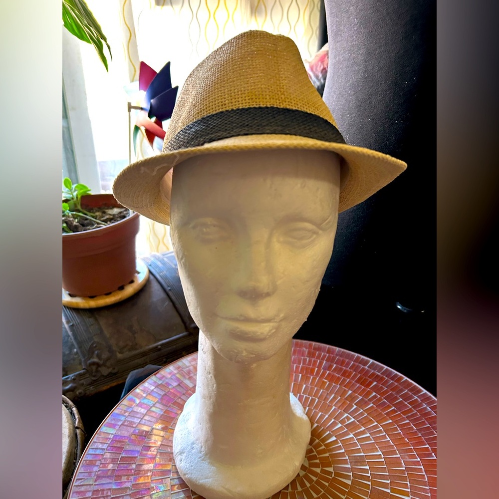 Milani Hat Mens L/XL 100% Straw Fedora Cream w/ Black Band. No Visible Flaws.